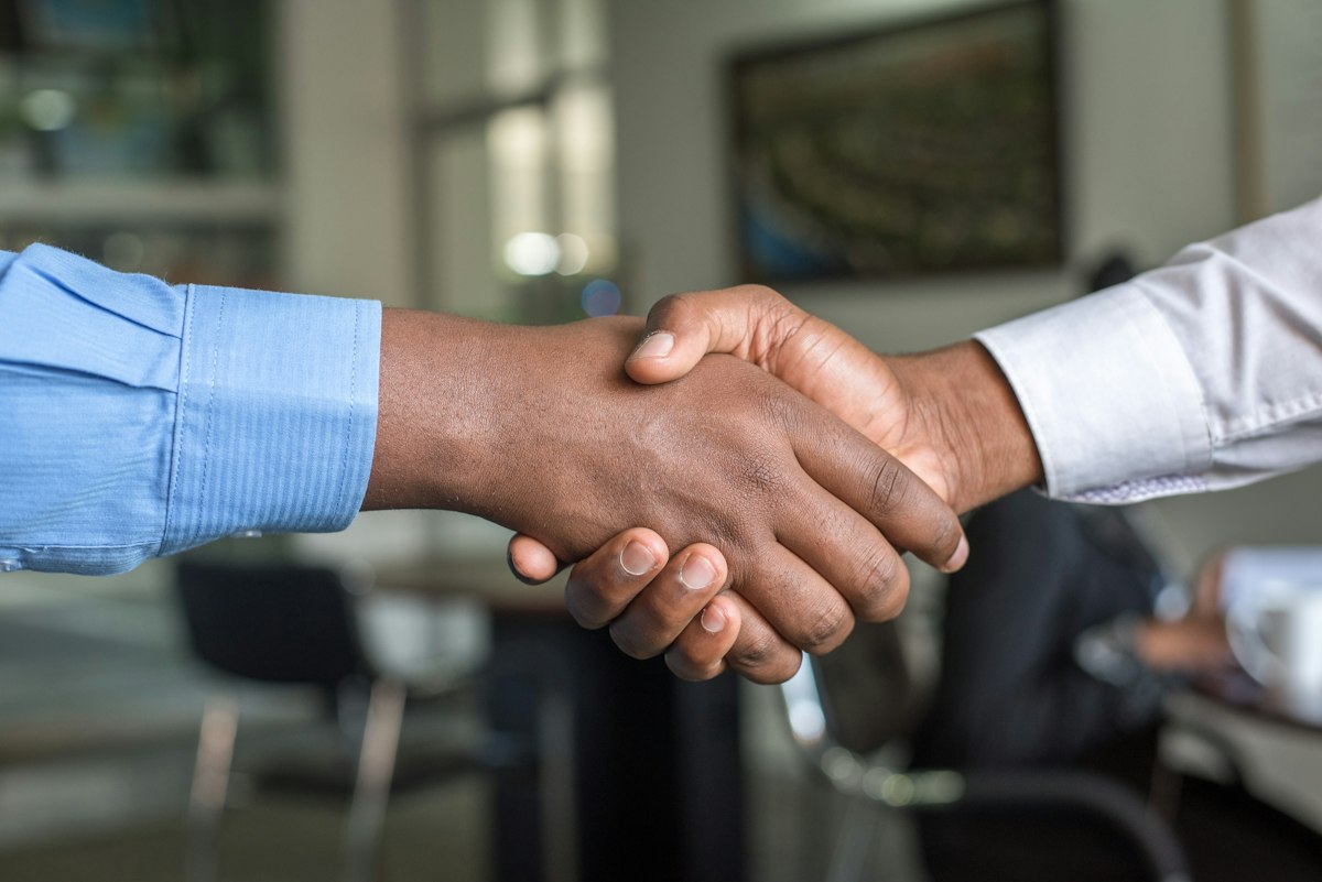 Poignée de main partenariat d'affaires en RDC